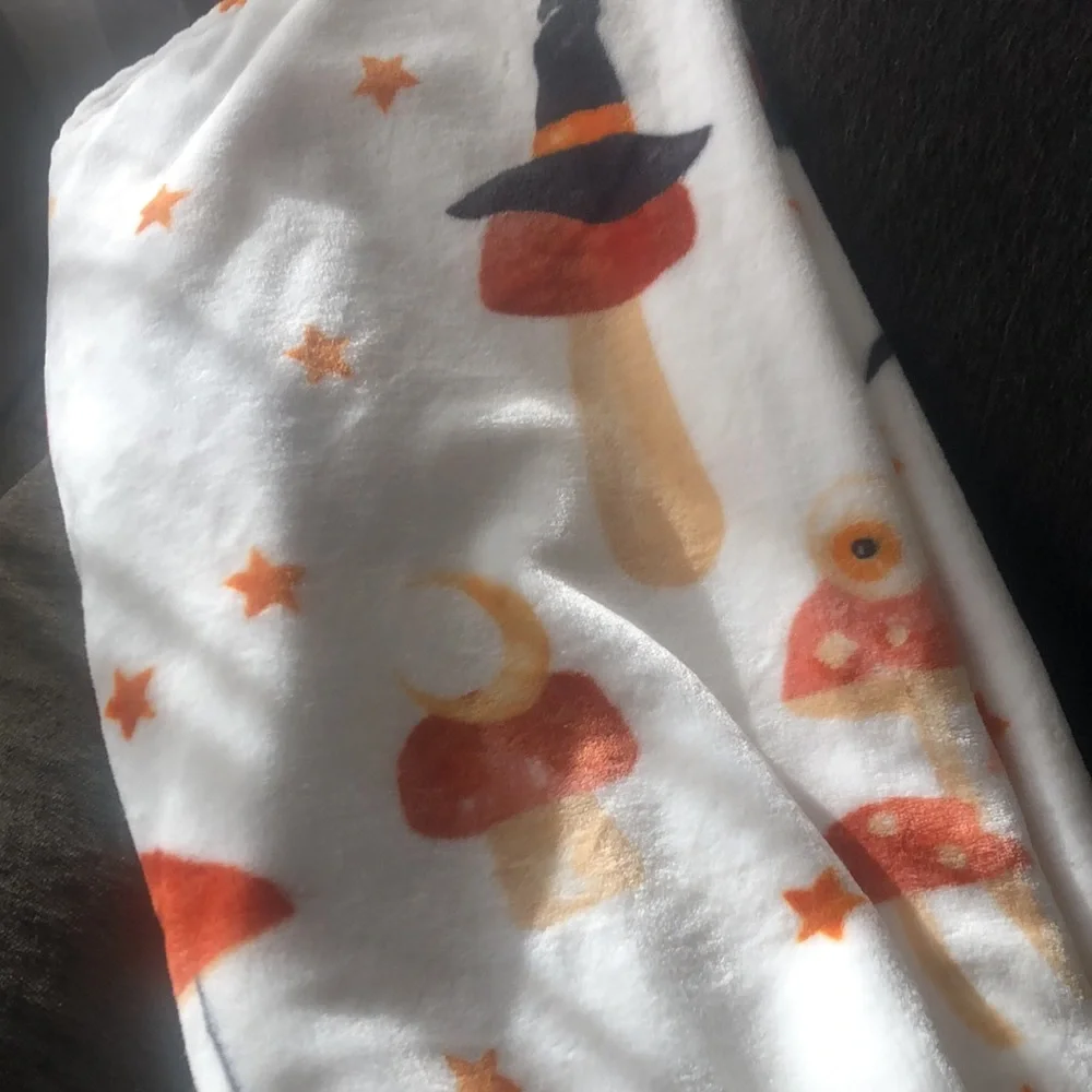 Deco HALLOWEEN Plush Throw Blanket - Pumpkins, Mushrooms, Spiders